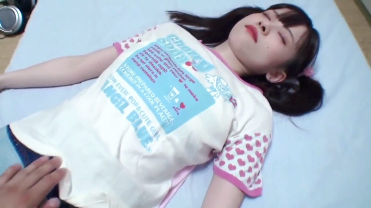 白瘦幼被下药睡的好死，被大叔扒开内裤 各种道具玩弄嫩穴，再插了两次才内射