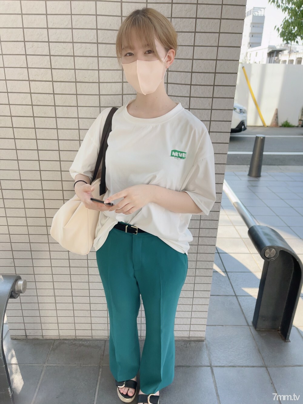 FC2-PPV-3113724 微笑的北陆 10 岁，拥有纯白光滑的皮肤和丘陵猫，贪婪的棍子和无声的阴道射精 用充满阴道的大量汁液克服老人