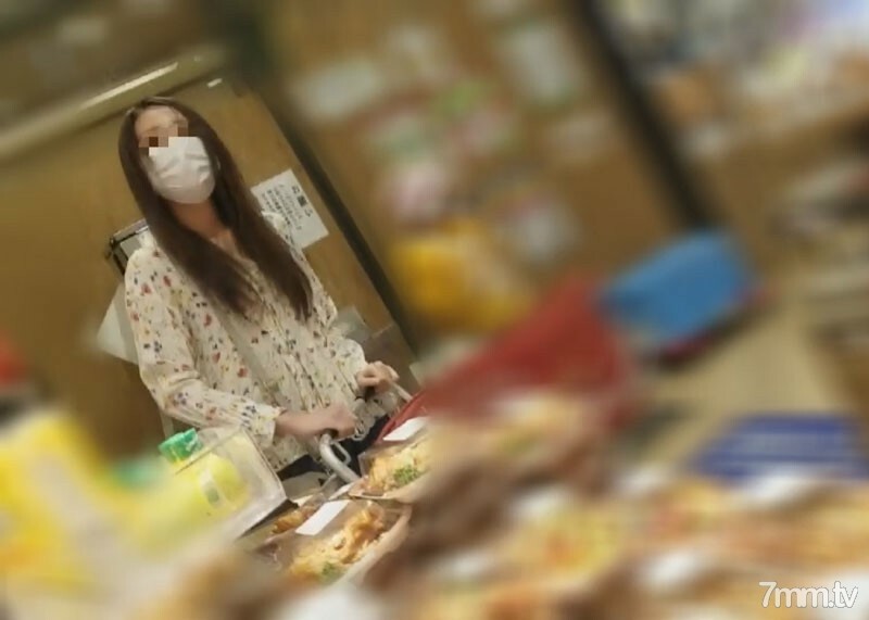 FC2-PPV-2477398 第二次访问【个人】逛完后在家拜访了老婆的美容女巫。丈夫回家前，用别人的一根棍子把别人的汁液吸进阴道后部的子宫里，就受孕了。