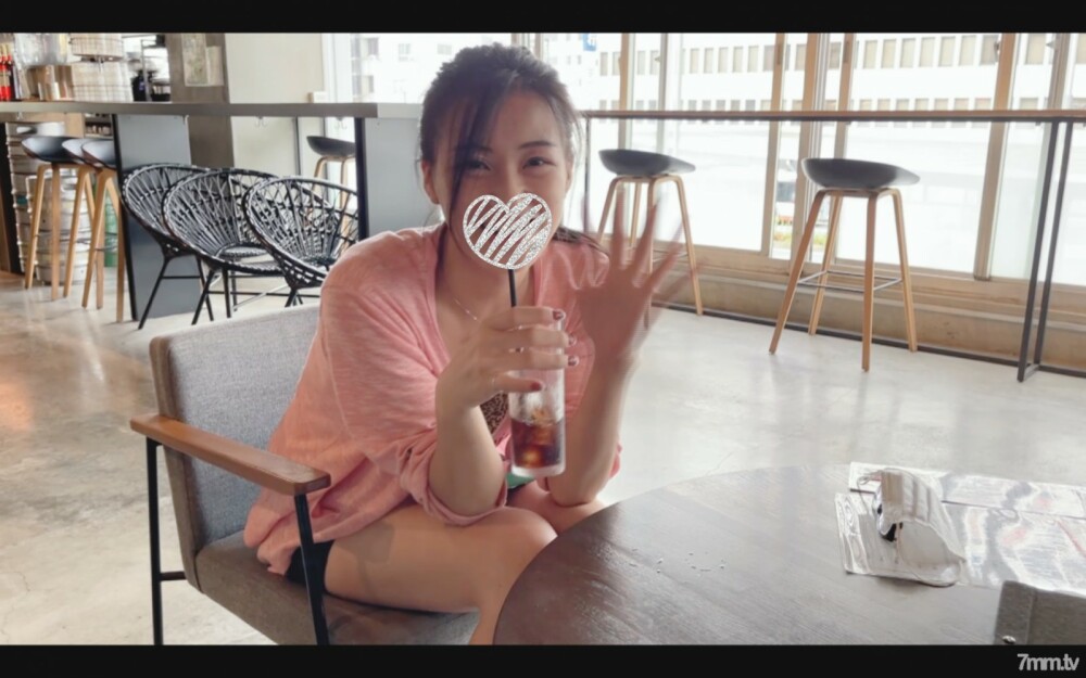 FC2-PPV-2280465 美人妻趁老公不在逃跑车里有外遇“荡妇人妻” 慢蟒Blow不可抗拒嘴里射精，虽然我没问，却被“喝”了！