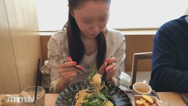 FC2-PPV-1557875 *限时价格【个人拍摄】【完全原创】【已婚妇女出租】中午生插，房间里可以听到其他顾客的声音，在多租户大楼里裸露，生插进入妻子无法再忍住并中出