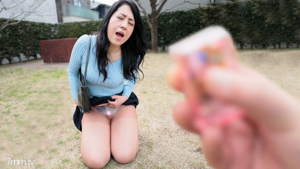 050621-471 成熟的女人玩火跳跃的孩子穿著~我爱变态~