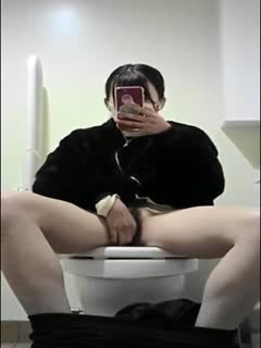 【今日新瓜】可爱学妹上厕所一边翻看男同学朋友圈一边手淫