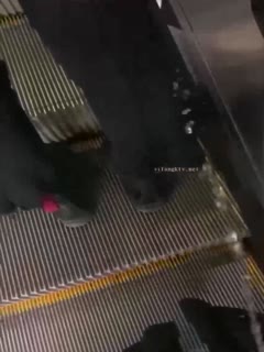 【全民警惕】地铁惊现放水狂魔街射都不行了直接喷尿新流出撒尿哥地铁尾随美女把尿撒的满裤子街射街顶__