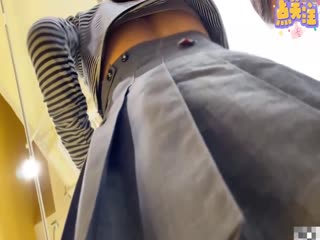 【真实户外偷拍系列】肉丝长腿女神和她的闺蜜们