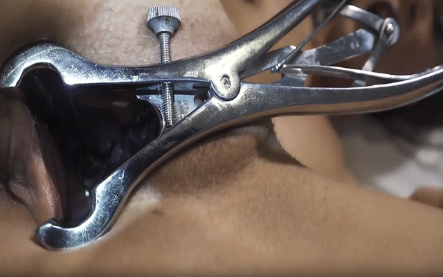 超重口！超猎奇！美女撑开自己的阴户把甲虫放进去自慰