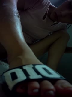 高清偷窥则拍大神意外拍到躲厕所吸毒美女全程走光+尿尿珍爱生命远离毒品