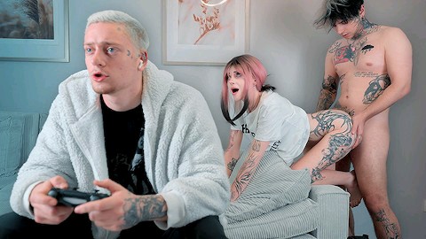 在我朋友的女朋友看不见的时候在他背后操她 - pinkloving