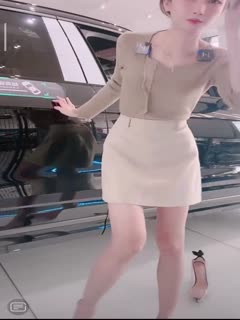 漂亮女销售直播塞跳蛋，全程捂屁股，没想到车漆反光暴露下体有东西，忍不住娇喘出声。已插眼，目前还活跃在抖音
