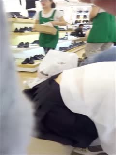 【户外商场抄底】高颜值美女裙底下的风光，白内裤里露出黑毛！