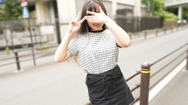 MUSUME-111125_01 一位资深女兵吐著舌头，摆出比出和平手势的颜艺表情。 - 反町智美