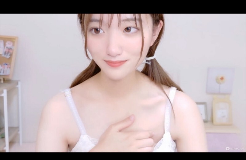 FC2-PPV-4799244 一个皮肤白皙、黑发、天真无邪的女孩，大胆地展现她的身材