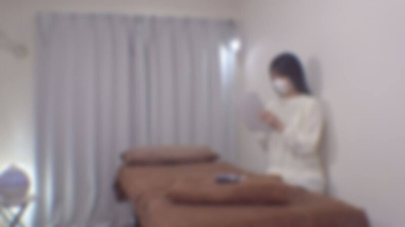 FC2-PPV-4742652 半价到8月23日！ 【无/生吃中出】这位回头客身材干净清秀，身材比例完美。按摩对血液循环的改善效果非常好，让她惊讶地翘起臀部，扭动著身体！