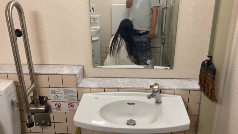 FC2-PPV-4672645 公司打工仔半夜在厕所对没钱的孕妇为所欲为哈哈